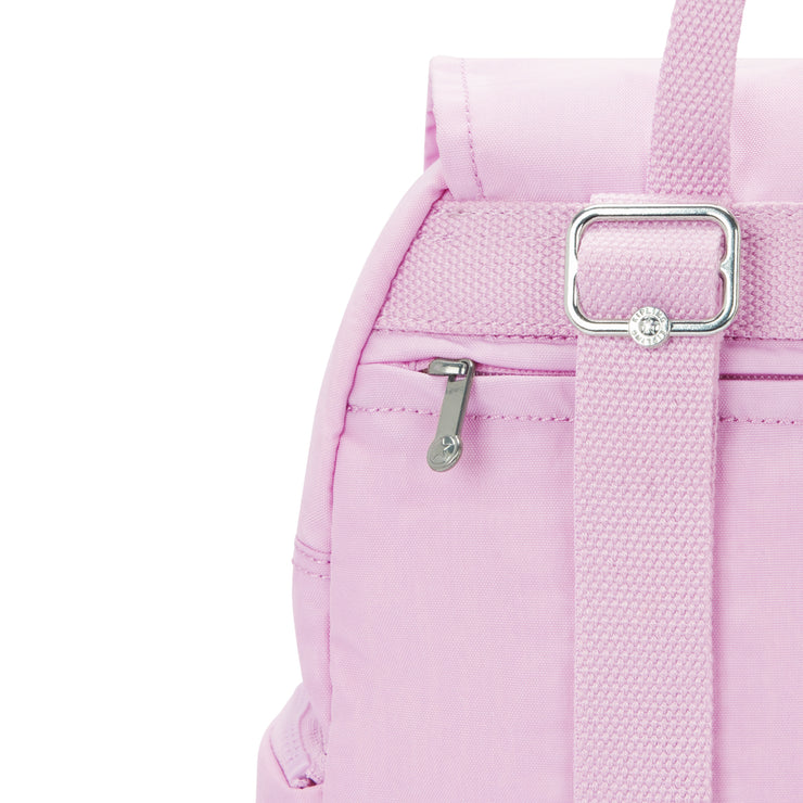 حقيبة ظهر صغيرة بأحزمة قابلة للتعديل من KIPLING حقيبة ظهر أنثوية صغيرة بأحزمة قابلة للتعديل سحاب المدينة الوردي المزهر S - I3523-R2C