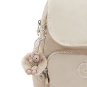 حقيبة ظهر صغيرة KIPLING مع أحزمة قابلة للتعديل أنثى بيج بيرل سيتي الرمز البريدي البسيطة